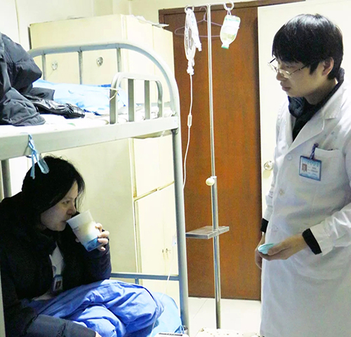 年二十九值班 急诊外科医生抢救晕倒急诊内科医生.jpg