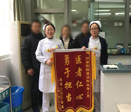 老人挂号突发“猝死” 十分钟生死抢救.jpg